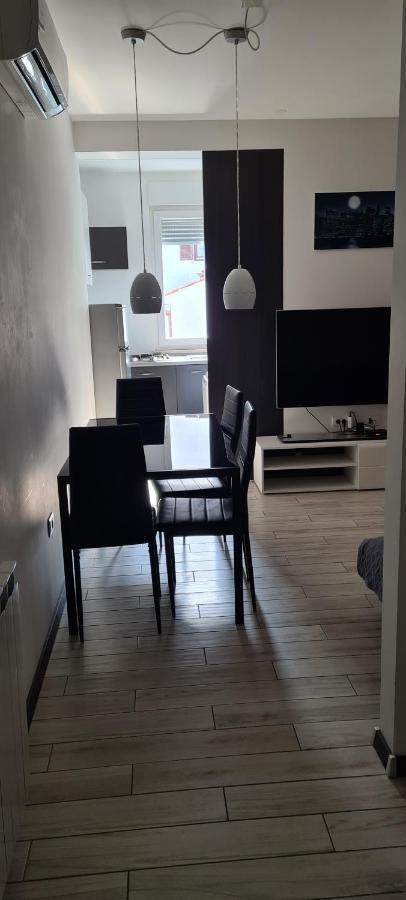 Apartments Peti Pula Exterior photo