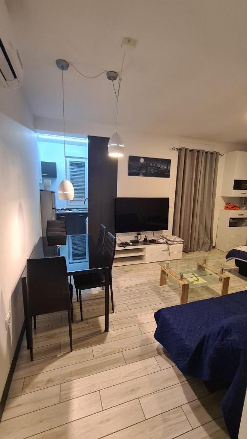 Apartments Peti Pula Exterior photo