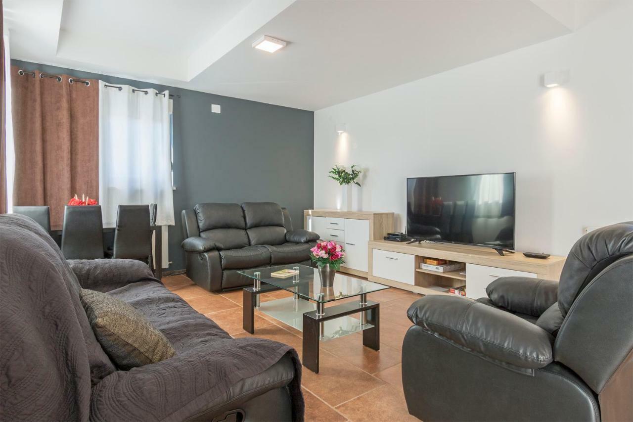 Apartments Peti Pula Exterior photo