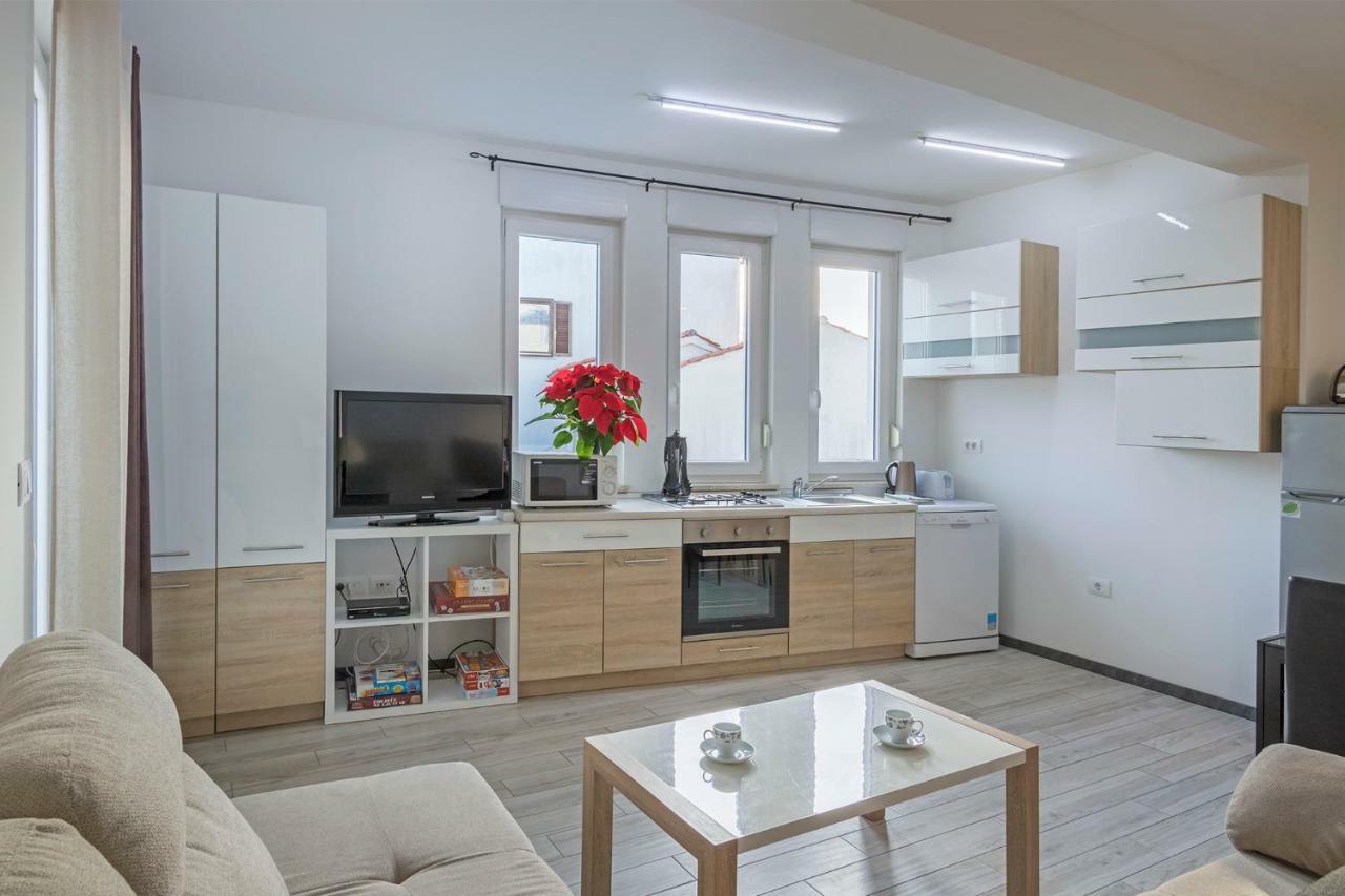 Apartments Peti Pula Exterior photo
